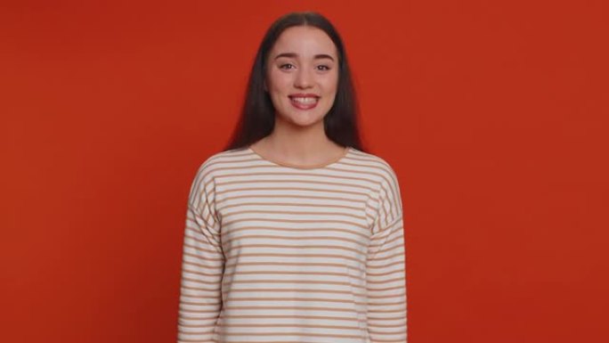 开朗的年轻女子非常赞同你的建议，像求婚一样平易近人地摇头，是的
