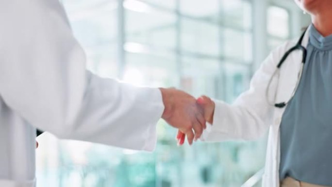 医生，握手和握手在医院讨论中的交易，协议或问候。医疗保健专业人员为信任的b2b、协作或医疗会议握手