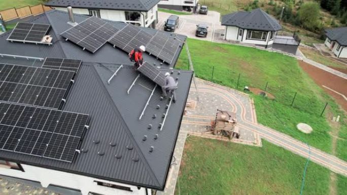 技术人员在屋顶安装太阳能电池板系统时携带光伏太阳能组件
