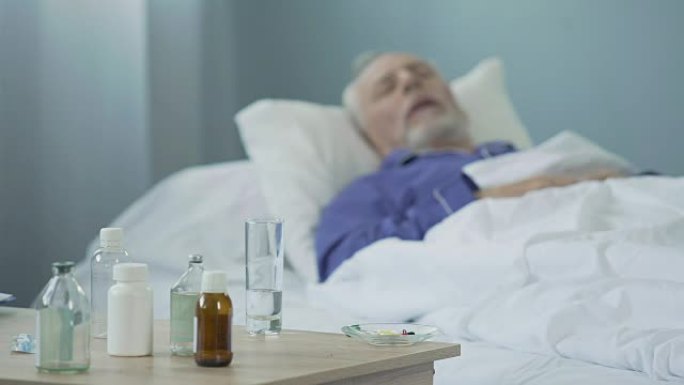 身患绝症的人服用止痛药并在医院病房睡觉，痛苦不堪