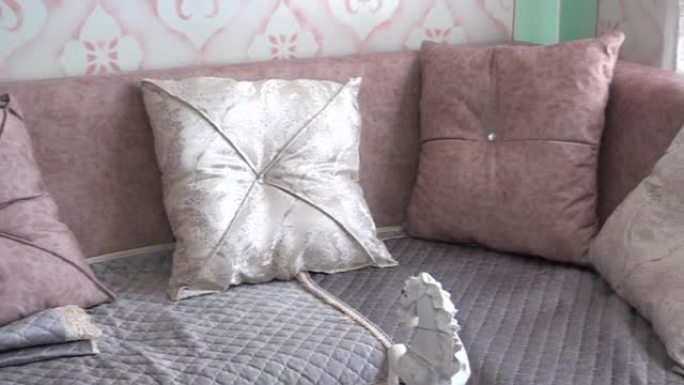 现代沙发上枕头的特写镜头