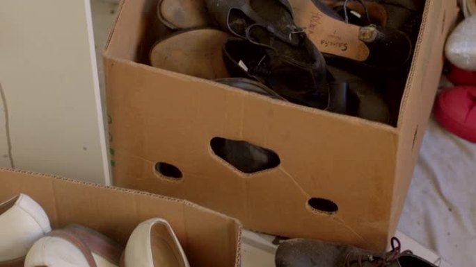 很多用过的鞋子堆叠盒子电脑室。将衣柜物品放在一个地方