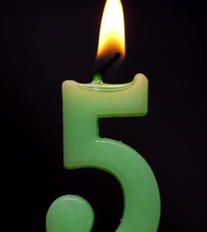 用火烧绿色蜡烛，生日蜡烛创意。