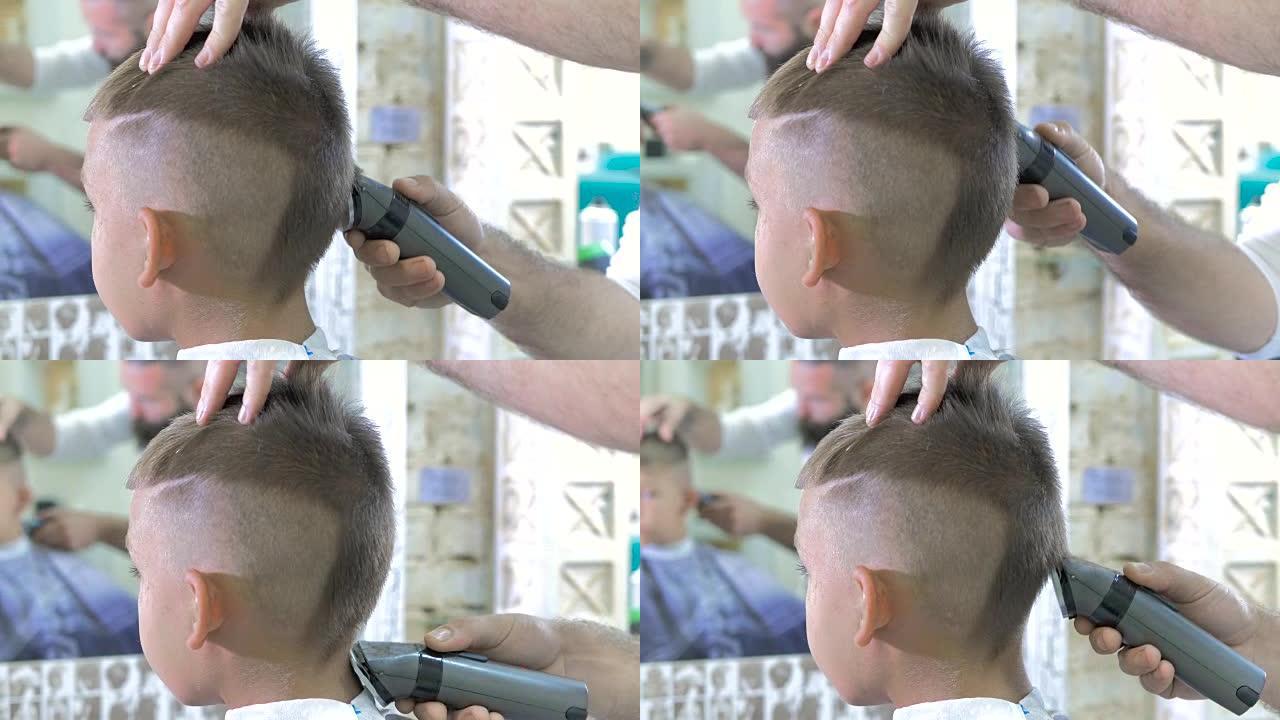 理发师在美容院用理发剪为小男孩理发