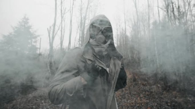 一名男子戴着防毒面具，烟雾弥漫。幸存者跟踪后的核或化学战争在空死森林