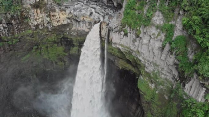 科班·斯里蒂瀑布是东爪哇卢马让最难忘的冒险之一