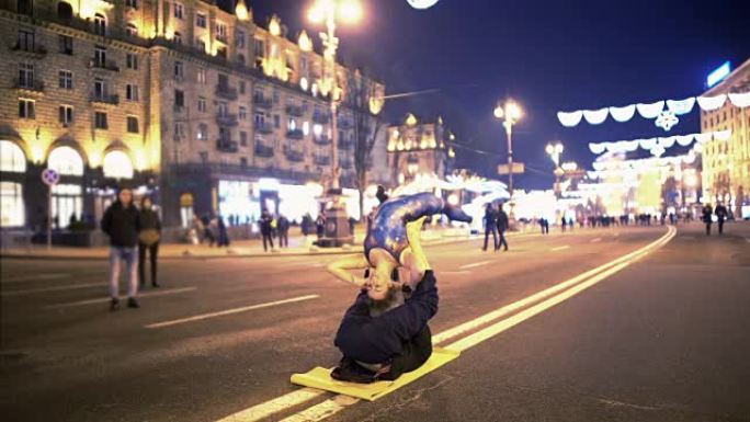 一对运动员在街上做冒险的特技表演，在城市里表演酷