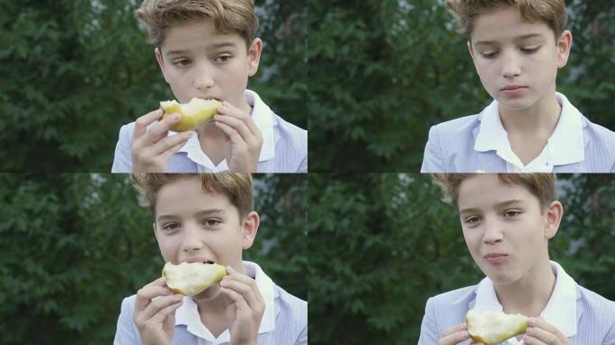 可爱的少年吃梨