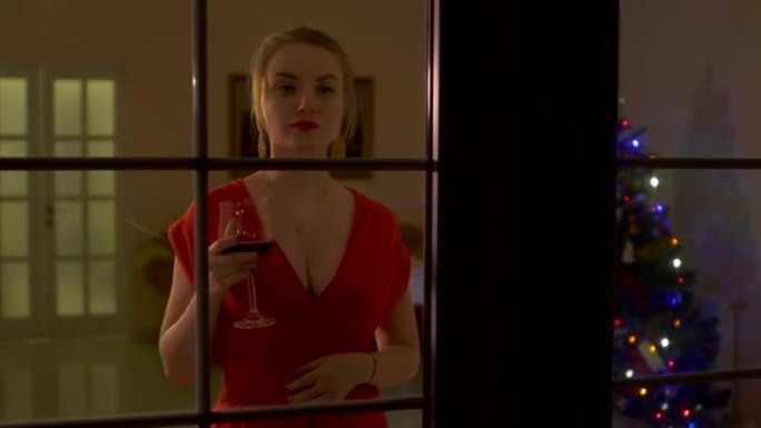 穿着红衣服的美女看橱窗，玩头发，喝红酒