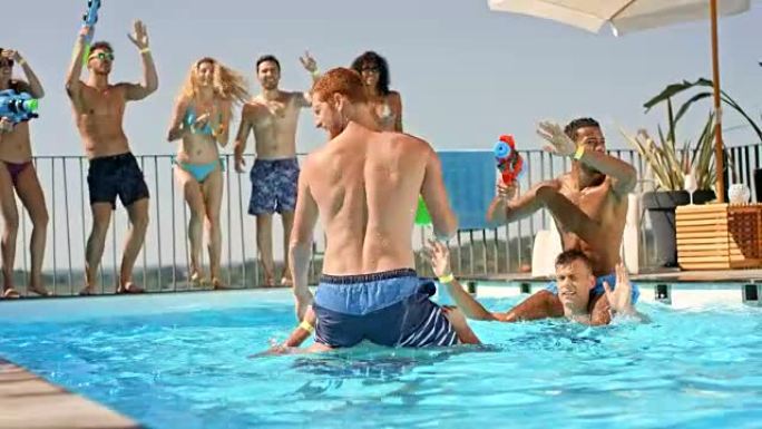 SLO MO DS两名男子坐在朋友的肩膀上，在游泳池里用水枪互相泼水