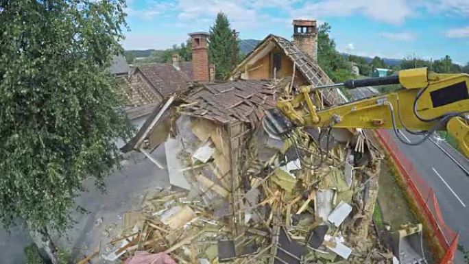 延时拆除挖掘机推倒一栋老房子