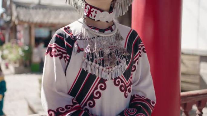 女人穿中国少数民族服装，中国云南。