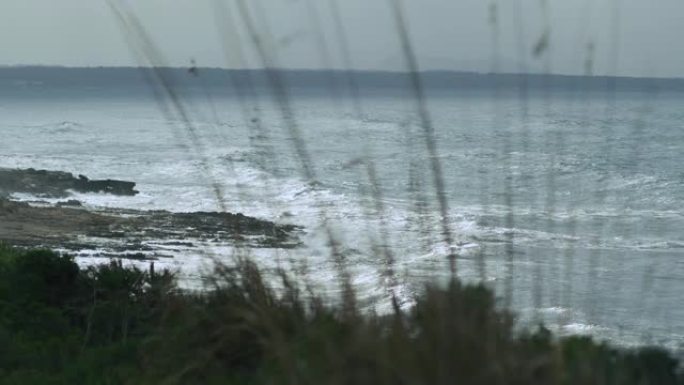 暴风雨前安静。汹涌的大海上的黑暗天空。海浪冲击海岸线