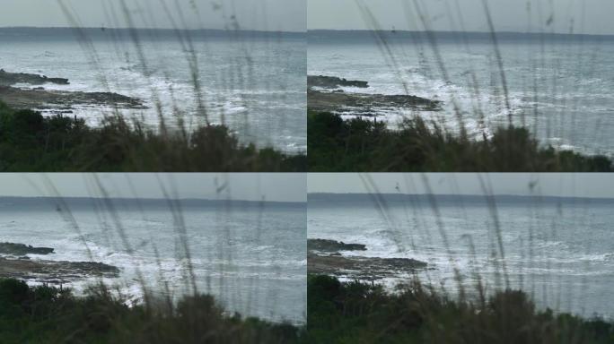 暴风雨前安静。汹涌的大海上的黑暗天空。海浪冲击海岸线