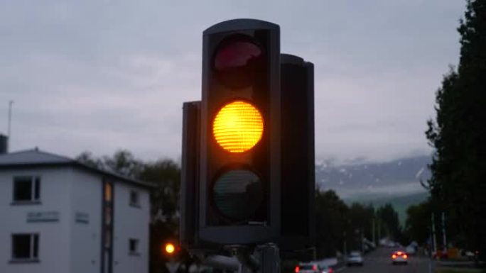 Akureyri的红色带有心形符号的室外垂直交通灯。