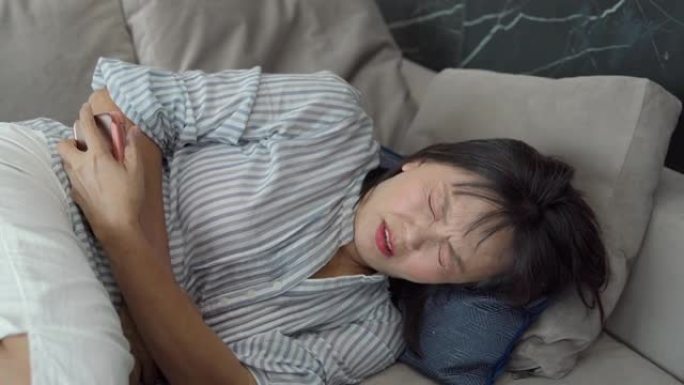 亚洲熟女在家躺在沙发上肚子疼