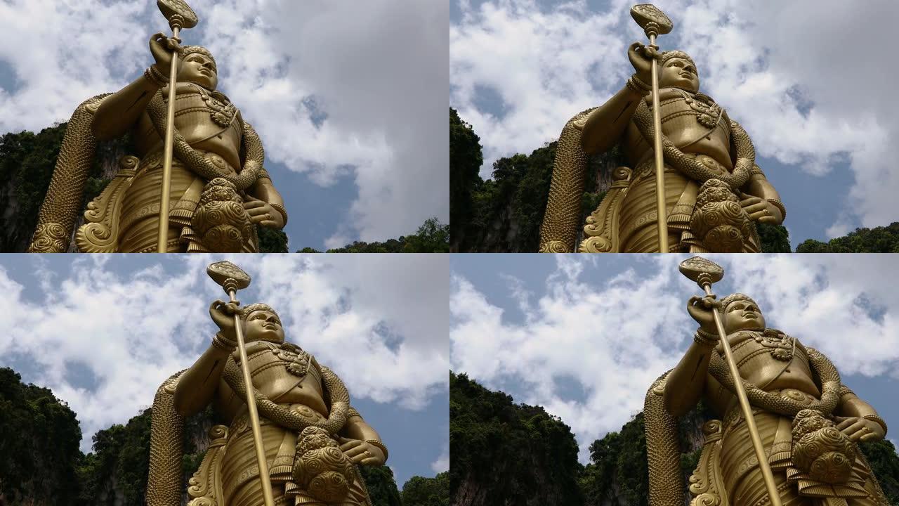 参观吉隆坡市黑风洞的人。黑风洞入口处的巨型Murugan雕像。，马来西亚