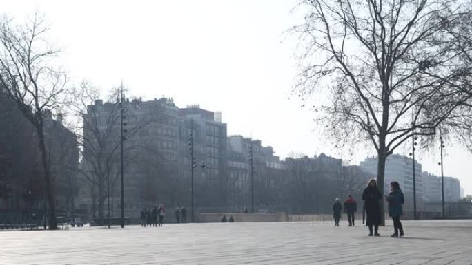 人们走在法国首都巴士底狱附近的一个大广场上。