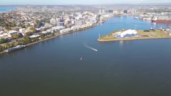 在阳光明媚的日子里，新南威尔士州纽卡斯尔港口城市的空中无人机视图