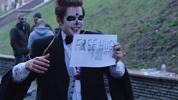 快乐的少年穿着可怕的僵尸套装向人们微笑，提供