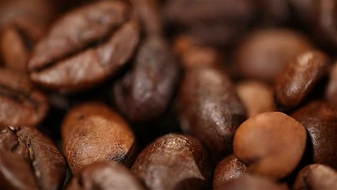 放在麻袋上的芳香烤咖啡豆，增加能量的早晨饮料