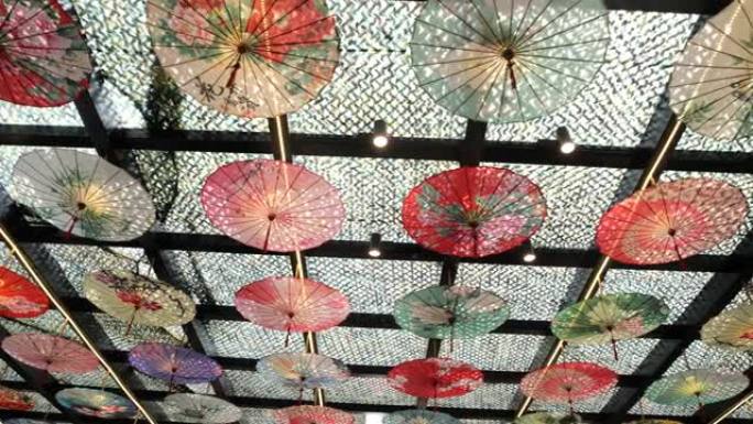 装饰玻璃天花板的彩色雨伞