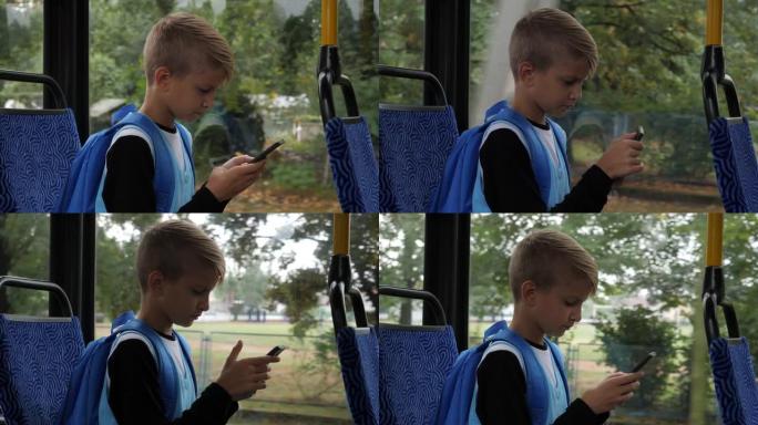 乘电车上学，小男孩坐在窗边的交通工具上使用智能手机