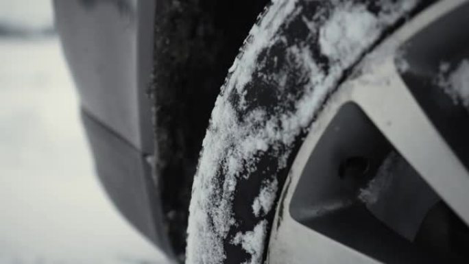 汽车的旋转车轮，在冬天用深雪堆从雪乡道路上未经处理的旋转轮胎