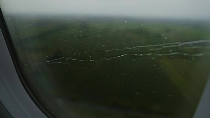 紧急降落在现场的客机窗户上的雨水