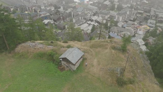 空中无人机拍摄了采尔马特的小山村