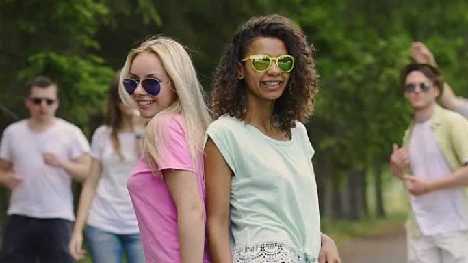 女孩乐队为音乐视频跳舞，年轻有魅力的人享受夏天