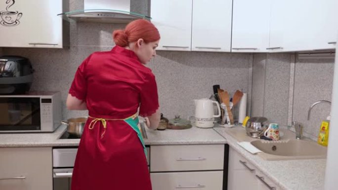 红发家庭主妇做饭并与丈夫交谈