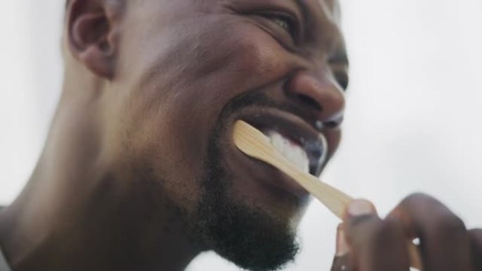刷牙，清洁和黑人与牙刷的健康，牙齿护理和美容在浴室。早晨，保健和面部用牙膏牙膏的男性，用于口腔健康，