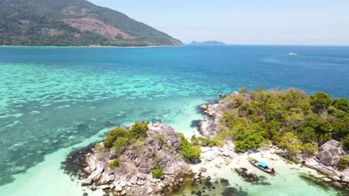 在泰国南部利培岛的小岛上飞越清澈的海洋