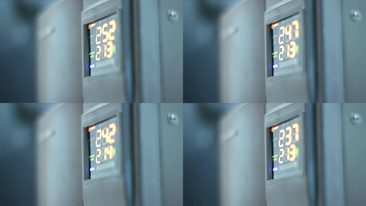 不间断电源设备上的数字定时器倒计时，正常电压。