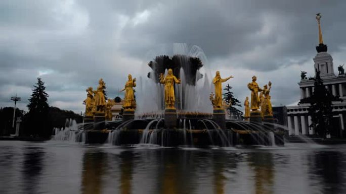 俄罗斯莫斯科VDNH上的喷泉石花。延时