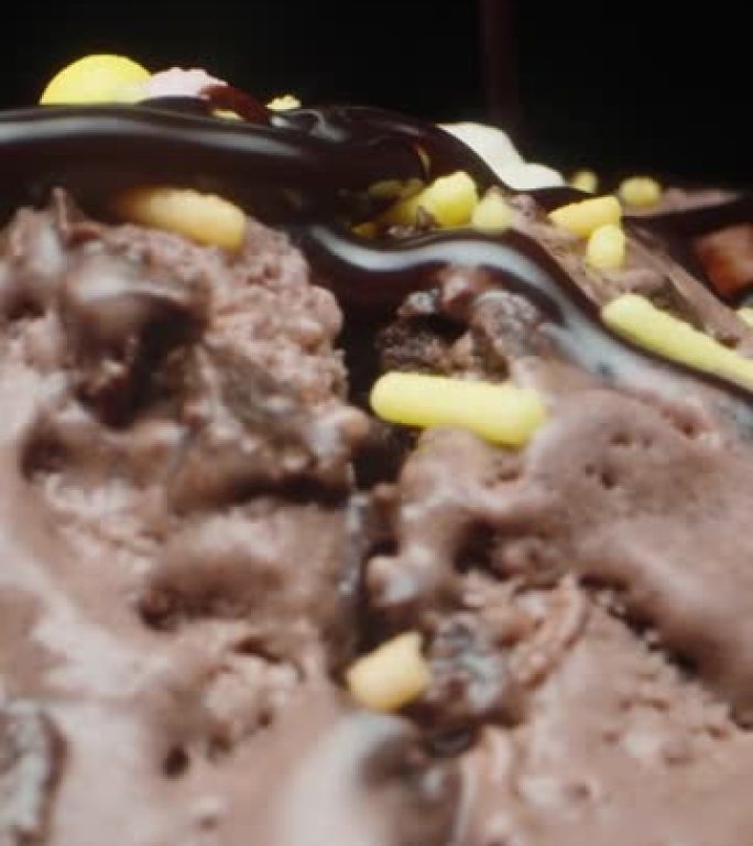 巧克力冰淇淋和糖丸旋转，我将它们倒入巧克力，特写垂直视频社交媒体