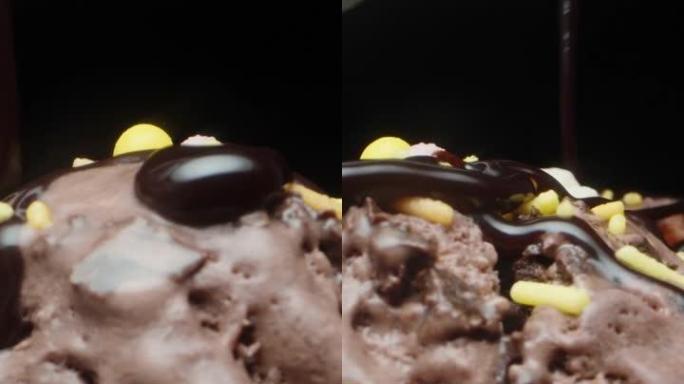 巧克力冰淇淋和糖丸旋转，我将它们倒入巧克力，特写垂直视频社交媒体