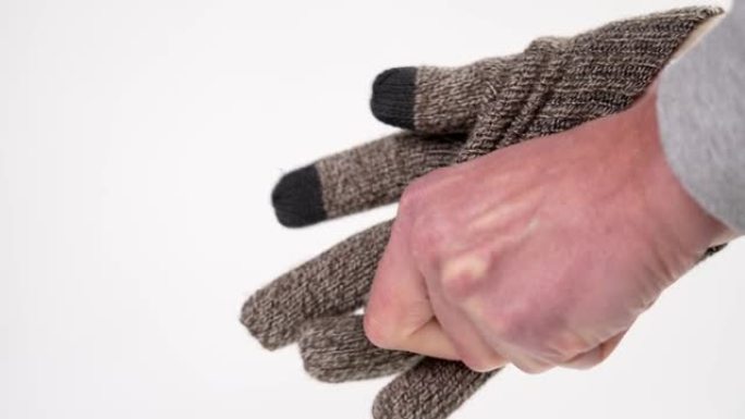 一男子脱下保暖舒适冬季针织手套