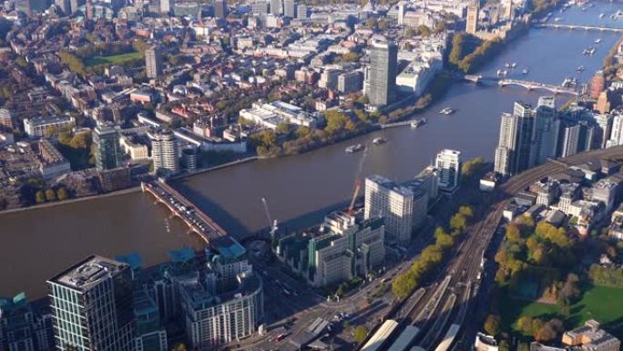 军情六处大楼的鸟瞰图，沃克斯豪尔大桥和周边的发展。沃克斯豪尔，英国伦敦。