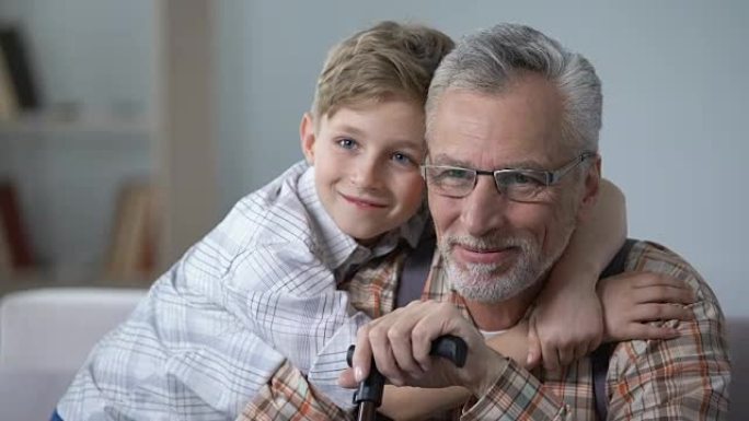 孙子用爱搂抱爷爷，珍贵的家庭分钟，老人照顾