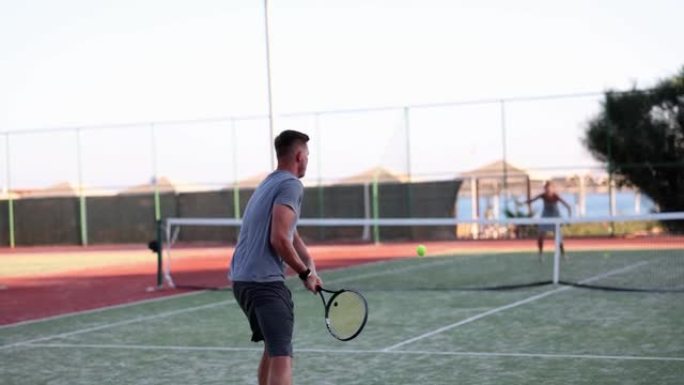 职业网球运动员在网球场上表演中风