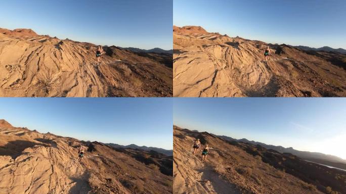 成熟的女性徒步旅行者登上沙漠山脊