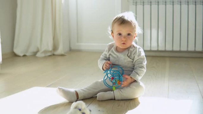 可爱的女婴在托儿所玩教育玩具。是H3althy