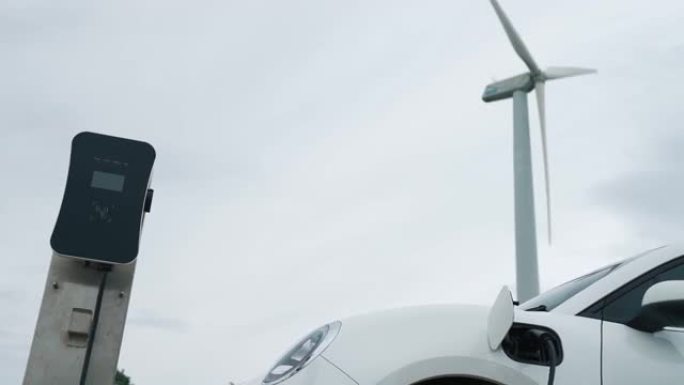 电动汽车、充电站和风力涡轮机的逐步结合。