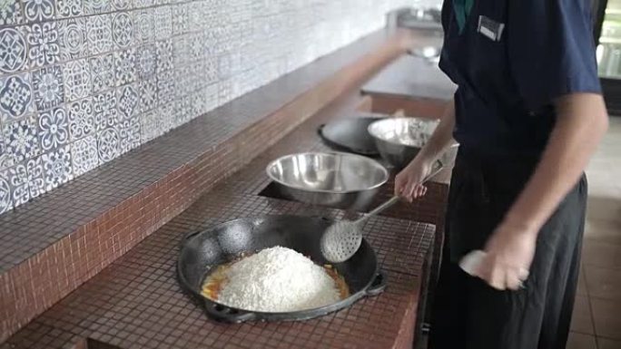 米饭被添加到蒸蔬菜和羊肉中。