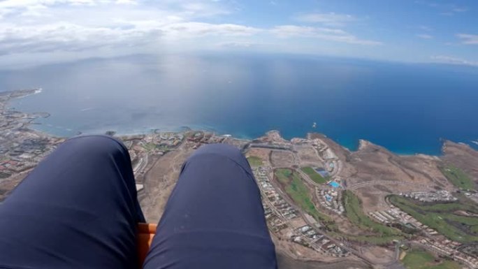 滑翔伞飞越海洋附近的沿海小镇的前视