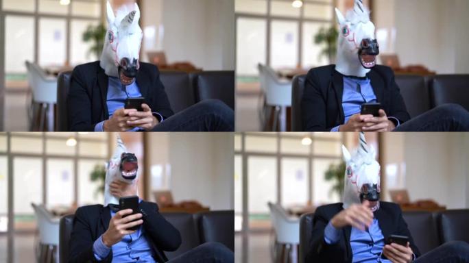 办公室用手机戴独角兽面具的商人