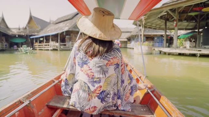 泰国水上市场，亚洲旅游妇女在水上市场旅行木船。