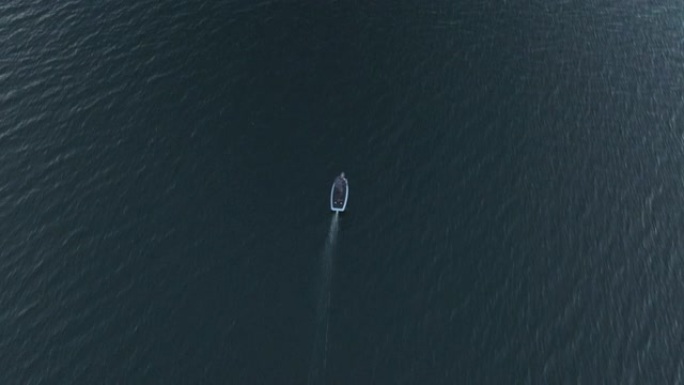 乘坐电动水翼冲浪板的人的空中无人机视图